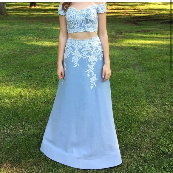 Beautiful 2 Piece Gown La Femme - Picture 3 of 3